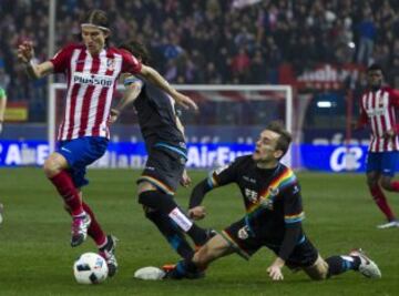 Cae Llorente al césped en una jugada en la que se ve envuelto con Filipe Luís y Baena. Uno de ellos pudo golpear el tobillo del joven jugador rayista que parece necesitará el cambio.