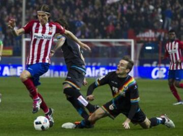 Cae Llorente al césped en una jugada en la que se ve envuelto con Filipe Luís y Baena. Uno de ellos pudo golpear el tobillo del joven jugador rayista que parece necesitará el cambio.
