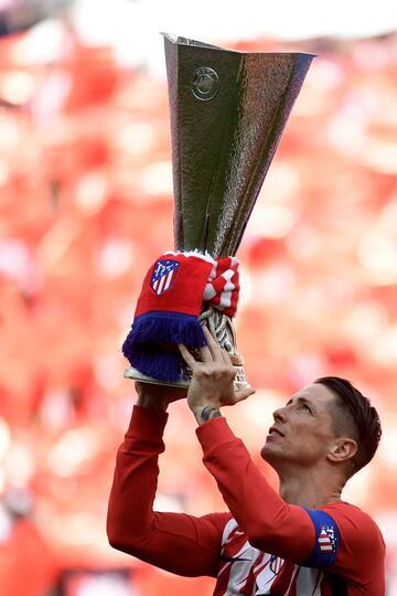 Fernando Torres ofrece la Europa League a la afici¨®n.