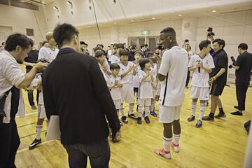 El jugador brasileño participó de una extensa sesión de fotos para la marca Gaga Milano en Japón. Posó como un modelo, tocó música y jugó al fútbol con los niños de la escuela del Real Madrid.