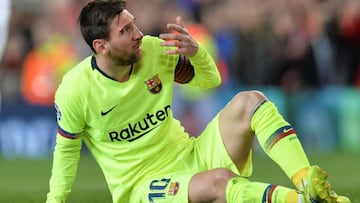 Lionel Messi del Barcelona reacciona tras recibir un golpe durante el partido de ida por los cuartos de final de la Liga de Campeones de la UEFA entre el Manchester United y el FC Barcelona este miércoles, en el estadio Old Trafford de la ciudad de