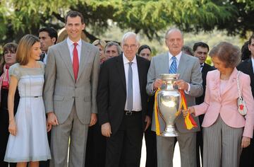 Letizia Ortiz Rocasolano, Felipe VI de Espa?a, Juan Carlos I de Espa?a y Sofa de Grecia posan junto al exseleccionador espa?ol Luis Aragones en el Palacio de la Zarzuela tras la consecucin de la Eurocopa 2008.