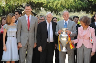 Letizia Ortiz Rocasolano, Felipe VI de España, Juan Carlos I de España y Sofía de Grecia posan junto al exseleccionador español Luis Aragones en el Palacio de la Zarzuela tras la consecución de la Eurocopa 2008.