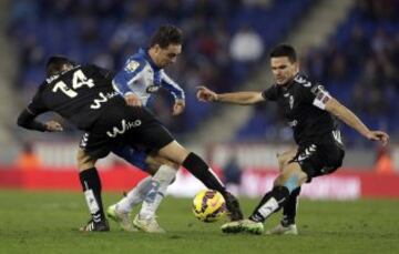 El delantero del RCD Espanyol Sergio García lucha un balón con el centrocampista del Eibar Jon Errasti, durante el partido de la decimo séptima jornada de Liga de Primera División 