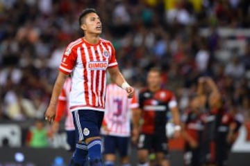 Nadie lo duda, Carlos Salcedo es un inamovible de la central de Chivas, ¿quién será su dupla? 