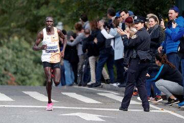 El keniata Geoffrey Kamworor lidera en solitario el final de carrera.