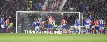 Gol de Godín. ¡Después de consultarlo, puede celebrar los tres puntos colchoneros!