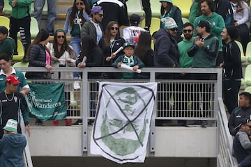 Hinchas de Santiago Wanderers muestran lienzos en contra de David Pizarro durante el partido de primera division contra Universidad de Chile disputado en el estadio Elias Figueroa de Valparaiso, Chile.