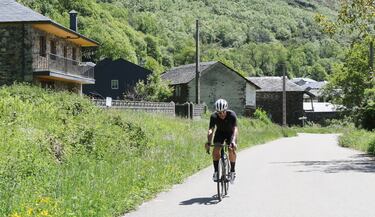 Tejedo de Ancares, con alrededor de una veintena de habitantes, tendrá el cartel de 'comienza puerto'. En el pueblo destaca la arquitectura de la comarca con piedra, madera y pizarra en numerosas casas, y cuenta con un peculiar un letrero de 'bar' justo por donde pasará la carrera.