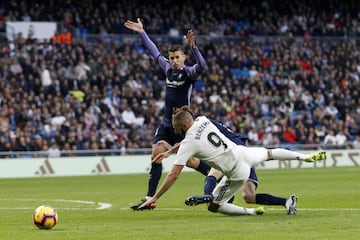 El jugador del Real Madrid Benzema cae en el área pequeña tras una clara falta de Calero. Penalti para el Madrid. 
