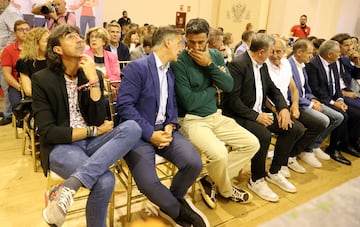 El Centro Cultural de San Marcos fue el lugar elegido para  presentar la vestimenta del equipo español olímpico.  En la imagen, los exjugadores de fútbol, Amavisca, Alfonso Pérez y Kiko.