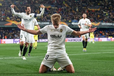 El danés llegó al Valencia en la 18/19 procedente del Celta de Vigo a cambio de 6 millones de euros. En la 21/22 lo fichó el Atlético de Madrid.