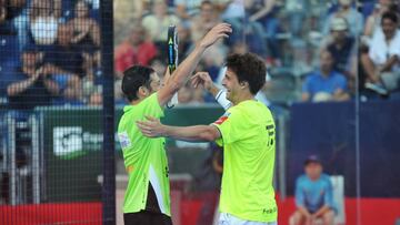 Gomes y Quiles celebran la victoria en octavos de Valladolis ante Belasteguín y Lima.