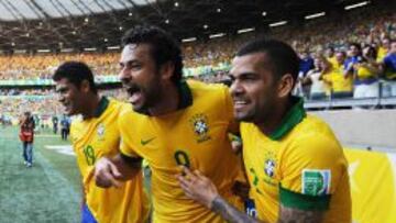 Fred celebra con sus compa&ntilde;eros Hulk y Dani Alves tras anotar ante Uruguay 