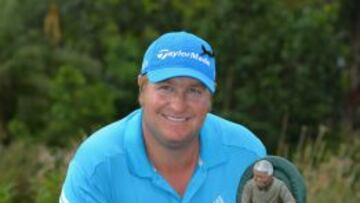 Dawie Van Der Walt of South Africa muestra su trofeo tras ganar el Nelson Mandela.