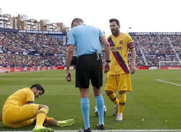 Luis Suárez se retiró lesionado tras resentirse de unas molestias en el tobillo.





