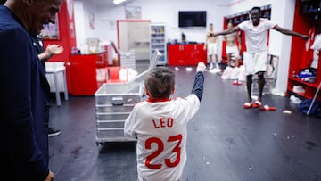 Leo, con la plantilla del Sevilla tras la victoria ante el Atlético.