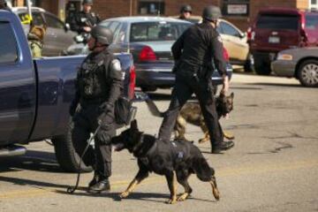 La policía busca con la ayuda de perros al sospecho de los atentados del maratón de boston