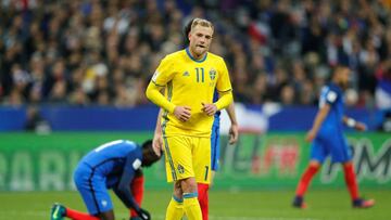 John Guidetti durante un partido con Suecia.