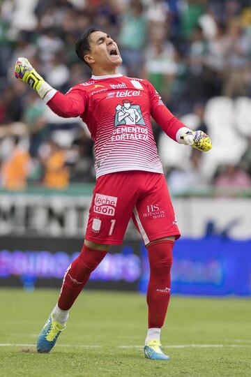 Si Guadalajara necesita en verdad de portero, debe analizar cada una de las opciones. El actual portero suplente del León no atraviesa por su mejor momento, pero cuando fue titular con Monarcas, dejó una buena imagen. Con la llegada de Cota a La Fiera, nuevamente se ve difícil que tenga minutos, por lo que podría ser una opción.