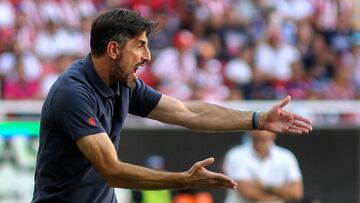 Veljko Paunovic dirige a sus jugadores durante un partido de Chivas.