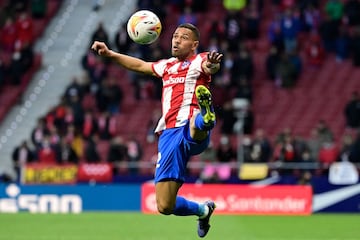 Renan Lodi, defensa brasileño del Atlético de Madrid, controla el balón