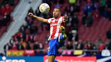 Renan Lodi, defensa brasileño del Atlético de Madrid, controla el balón