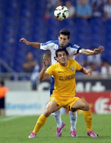 El jugador del RCD Espanyol Javi López cabecea un balón ante Luis Alberto, del Málaga CF.