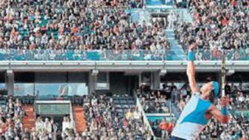 <b>AL SERVICIO. </b>Nadal se dispone a sacar ante la mirada de Del Potro y de los espectadores de la Central.