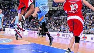 <b>SECUNDÓ A OLIVER. </b>Pancho Jasen entra a canasta frente a Hunter.