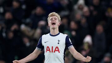 Soccer Football - Carabao Cup - Semi Final - First Leg - Tottenham Hotspur v Liverpool - Tottenham Hotspur Stadium, London, Britain - January 8, 2025 Tottenham Hotspur's Lucas Bergvall celebrates after the match Action Images via Reuters/Paul Childs EDITORIAL USE ONLY. NO USE WITH UNAUTHORIZED AUDIO, VIDEO, DATA, FIXTURE LISTS, CLUB/LEAGUE LOGOS OR 'LIVE' SERVICES. ONLINE IN-MATCH USE LIMITED TO 120 IMAGES, NO VIDEO EMULATION. NO USE IN BETTING, GAMES OR SINGLE CLUB/LEAGUE/PLAYER PUBLICATIONS. PLEASE CONTACT YOUR ACCOUNT REPRESENTATIVE FOR FURTHER DETAILS.. TPX IMAGES OF THE DAY