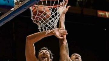 <b>DE LO MEJOR. </b>Van den Spiegel lucha por un rebote.