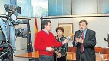 <b>CONTUNDENTE. </b>Lissavetzky, ayer, flanqueado por Inmaculada Martín Caro, directora general de Infraestructuras del CSD, y Manuel Fonseca, su jefe de gabinete.