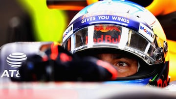 AUSTIN, TX - OCTOBER 20: Daniel Ricciardo of Australia and Red Bull Racing prepares to drive in the garage during practice for the United States Formula One Grand Prix at Circuit of The Americas on October 20, 2017 in Austin, Texas. Mark Thompson/Getty Images/AFP
== FOR NEWSPAPERS, INTERNET, TELCOS & TELEVISION USE ONLY ==