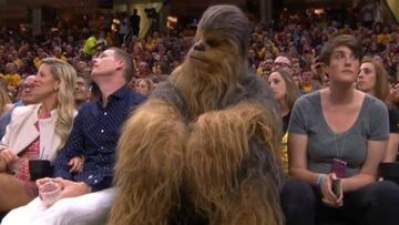 Chewbacca, presente en el partido 3 entre Celtics y Cavs