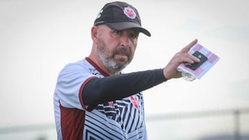 El entrenador espa?ol Nacho Castro durante un entrenamiento de Mineros de Zacatecas.