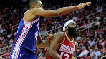 James Harden trata de superar la defensa de Al Horford.