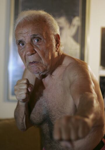 Jake LaMotta, 'Toro Salvaje', naci車 en Nueva York en 1921. Pele車 en 106 combates de los que gan車 83 (30 por KO). Su gran rival fue Sugar Ray Robinson, al que gan車 la segunda vez que se enfrentaron siendo el primer boxeador que consegu赤a vencerle.
El 16 de junio de 1949 consigui車 por KO el t赤?tulo mundial de los pesos medios ante Marcel Cerdan. En la tercera defensa del t赤tulo, el 14 de febrero de 1951, perdi車 ante Sugar Ray Robinson en una pelea que se bautiz車 como 'La matanza de San Valent赤n' debido a su crudeza. El 14 de abril de 1954 se subi車 al ring por 迆ltima vez.
Despu谷s de su retirada compr車 un club nocturno. Tras perderlo por diversos problemas legales inici車 una carrera como comediante.
La pel赤cula basada en su vida, Toro Salvaje, tuvo 8 nominaciones a los ?scar y se llev車 2 estatuillas (mejor montaje y mejor actor para Robert DeNiro).