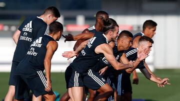 La imagen es del entrenamiento de ayer que el Madrid realizó a las 19:00 horas en Valdebebas. En él estaba Odriozola, que no se entrenó el jueves por unas molestias musculares, y también Modric.