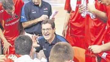 <b>IMAGEN PARA EL RECUERDO. </b>Pesquera da órdenes en un amistoso previo al Eurobasket de Serbia.