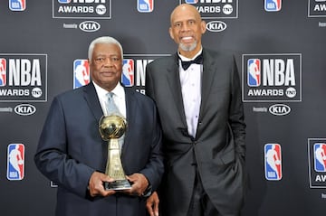 Ganaron juntos el anillo en 1971, cuando Jabbar todavía se llamaba Lew Alcindor y no se había convertido al Islam. Fue el único título de los Bucks hasta que, 50 años después, lo conquistó Giannis Antetokounmpo. Estuvieron como pareja de 1970 a 1974, cuando el genial base, único en promediar un triple-doble en una temporada hasta la llegada de Russell Westbrook, pero ya en decadencia esos últimos años. Jabbar resistió un año más en un mercado pequeño antes de solicitar el traspaso a uno más grande, en el que se acabaría encontrando con otro gran base, Magic Johnson. 