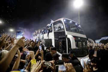 El autobús rodeado por miles de argentinos en Buenos Aires. Las aficionados argentinos no han fallado a la cita con su selección. 