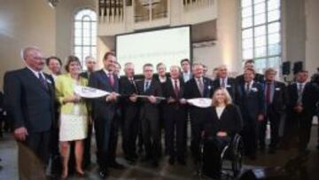 La delegaci&oacute;n de Hamburgo posa con el presidente del DOSB Alfons Hoermann.