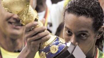 <b>CAMPEÓN. </b>Ronaldinho besa la Copa de las Confederaciones.