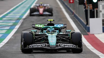 Fernando Alonso (Aston Martin AMR25) y Lewis Hamilton (Ferrari SF-25). Sakhir, Bahréin. F1 2025.