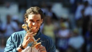 El espa&ntilde;ol Rafa Nadal posa con el trofeo.