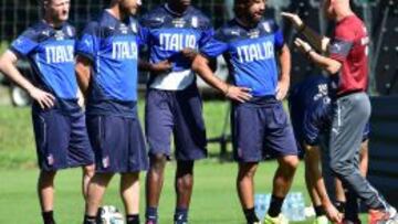 Pirlo, Balotelli, Bonucci e Inmobile reciben instrucciones durante el entrenamiento.