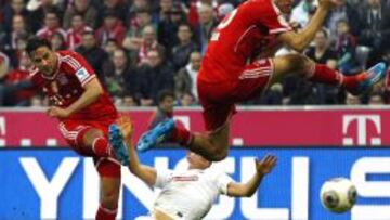 Müller salta para esquivar el disparo de Pizarro, que acabaría en la red (4-0). El Bayern se dio un festín.