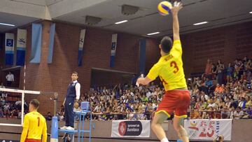 Noda realiza un saque en el partido de hoy entre España y Qatar de la Liga Mundial de Voleibol