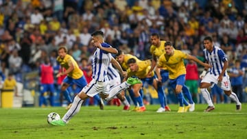 Estoril (Portugal), 17/09/2022.- FC Porto's Mehdi Taremi scores the 1-1 equalizer from the penalty spot during the Portuguese First League soccer match between GD Estoril Praia and FC Porto in Estoril, Portugal, 17 September 2022. EFE/EPA/JOSE SENA GOULAO
